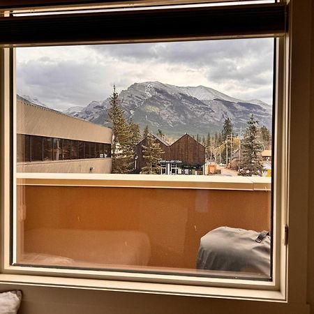 Ravens Crest Lodge - Stunning Views Perfectly Located On Main Street แคนมอร์ ภายนอก รูปภาพ