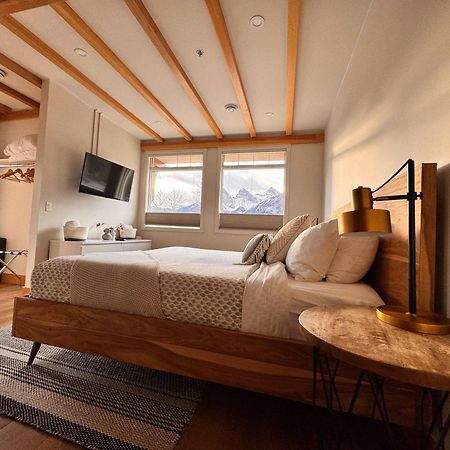 Ravens Crest Lodge - Stunning Views Perfectly Located On Main Street แคนมอร์ ภายนอก รูปภาพ