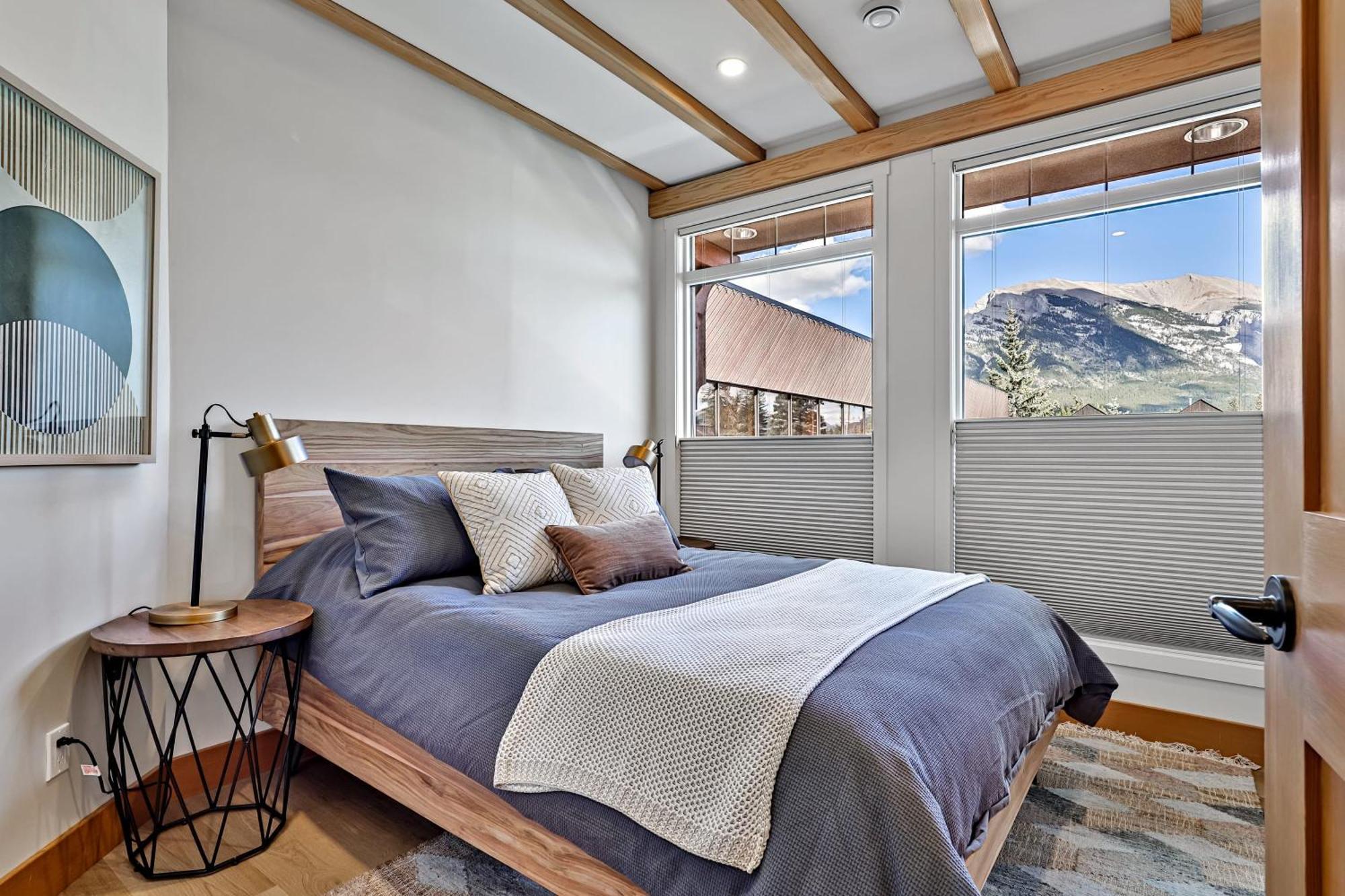 Ravens Crest Lodge - Stunning Views Perfectly Located On Main Street แคนมอร์ ภายนอก รูปภาพ