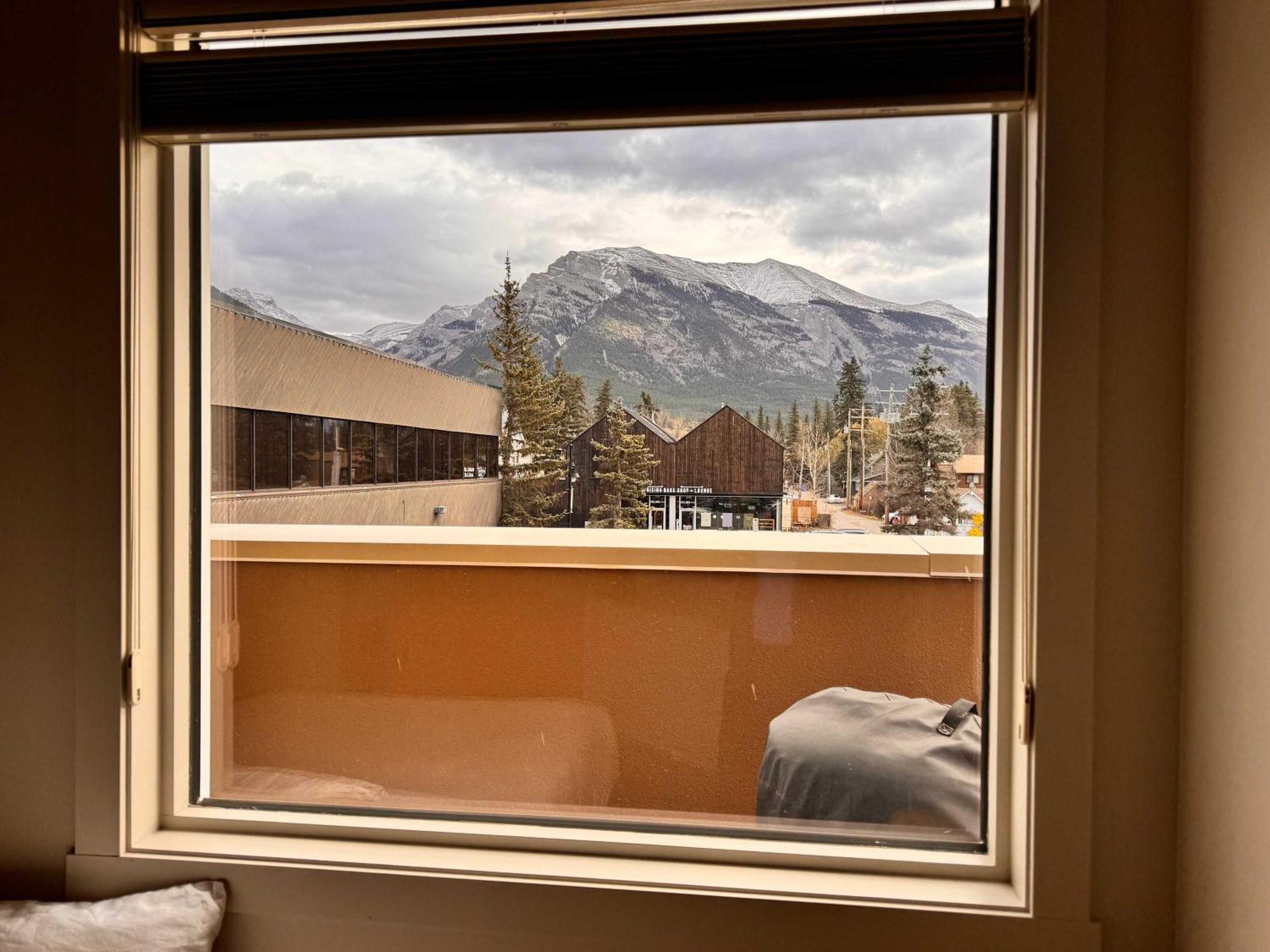 Ravens Crest Lodge - Stunning Views Perfectly Located On Main Street แคนมอร์ ภายนอก รูปภาพ