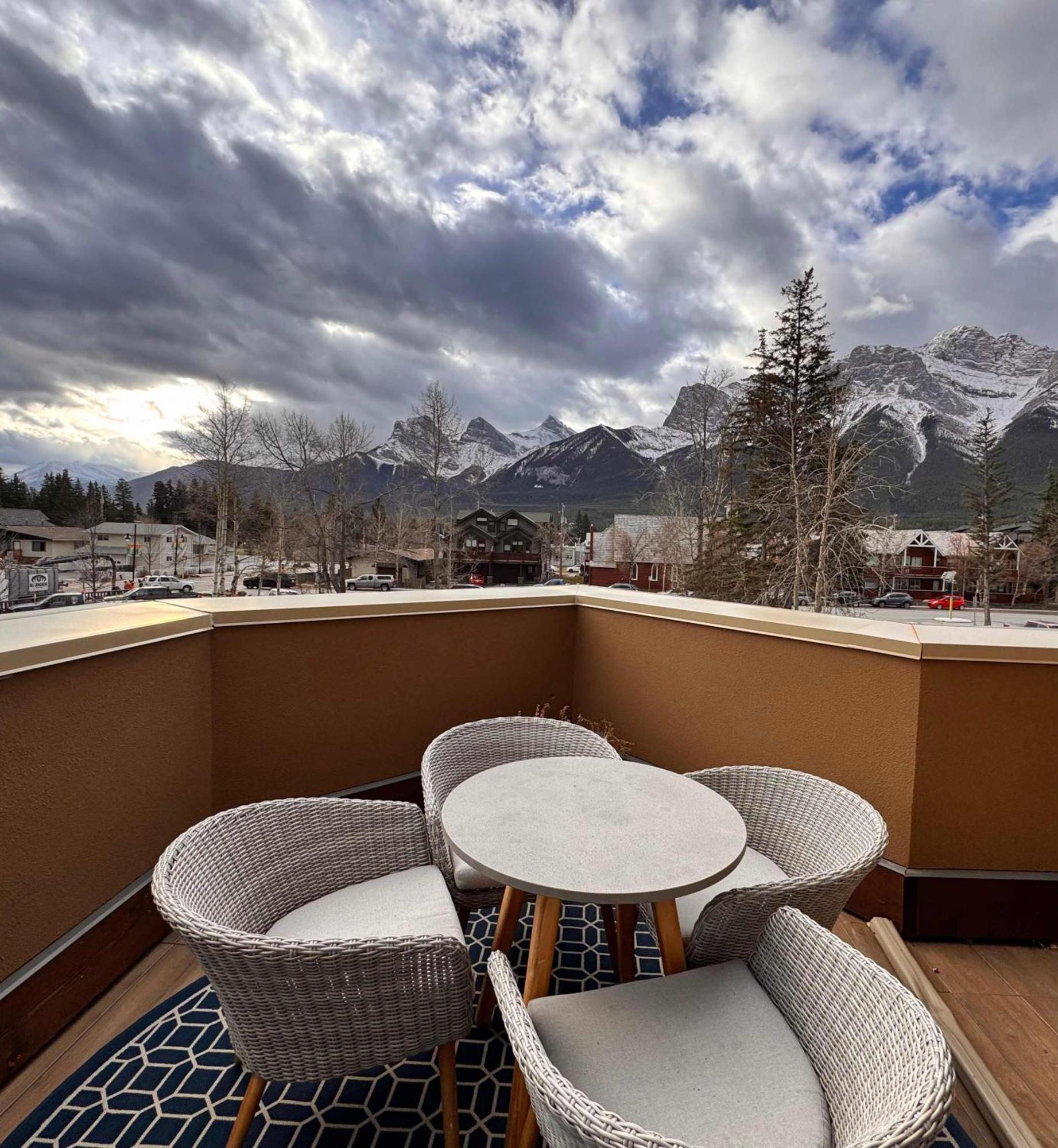 Ravens Crest Lodge - Stunning Views Perfectly Located On Main Street แคนมอร์ ภายนอก รูปภาพ