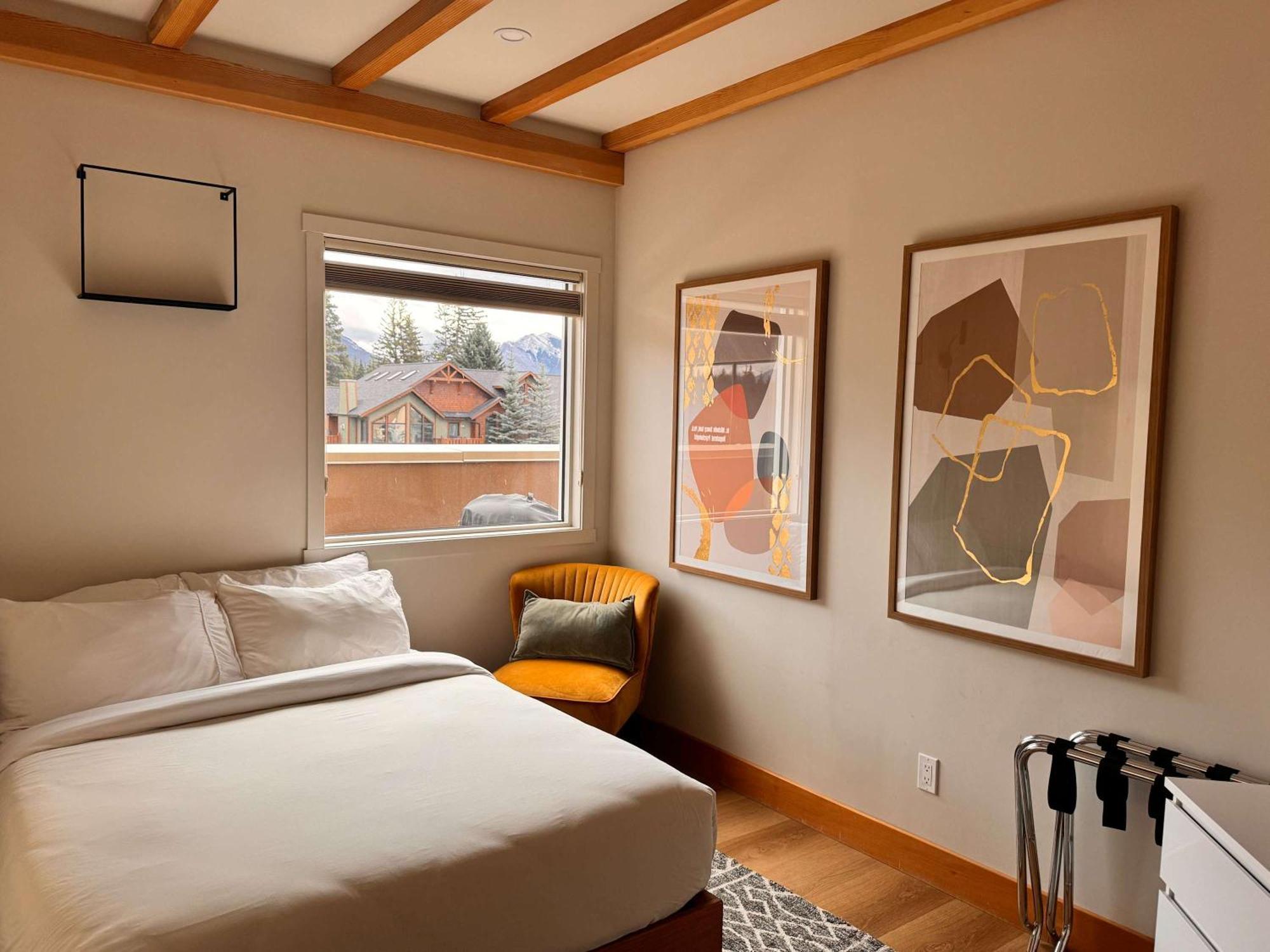 Ravens Crest Lodge - Stunning Views Perfectly Located On Main Street แคนมอร์ ภายนอก รูปภาพ