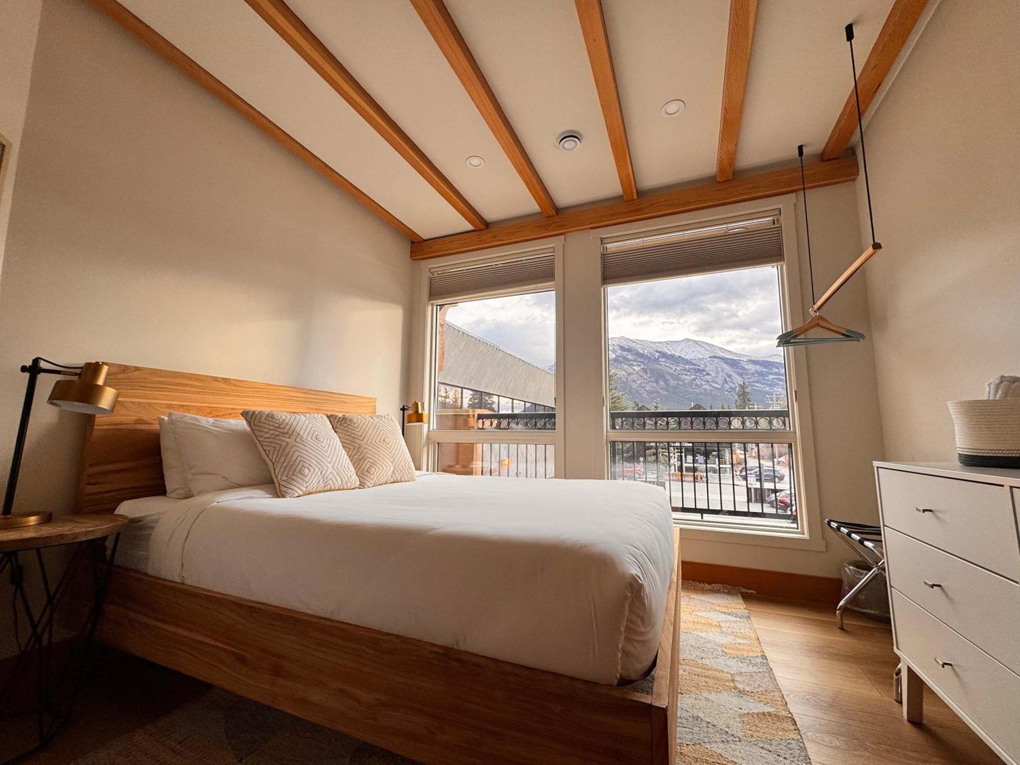 Ravens Crest Lodge - Stunning Views Perfectly Located On Main Street แคนมอร์ ภายนอก รูปภาพ